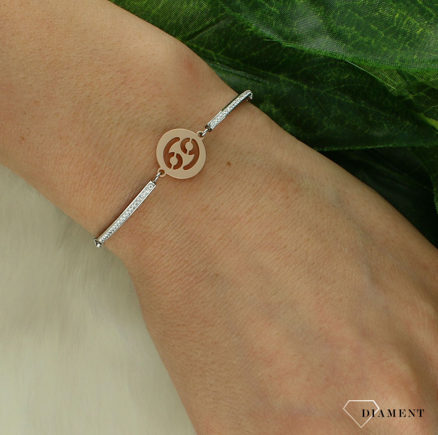 Bransoletka damska znak zodiaku Rak Nomination Italy Milleluci rosegold 028014 004 z kolekcji Zodiaco. Wykonana ze stali szlachetnej, zdobiona mieniącymi się, błyszczącymi cyrkoniami pave oraz zawieszką ze znakiem zodiaku RAK w kolorze różowego.jpg